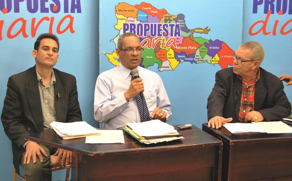 Dirigentes en Moca de Alianza País, los  licenciados Juan Manuel Guzmán y Benigno Rodríguez en el programa Propuesta Diaria